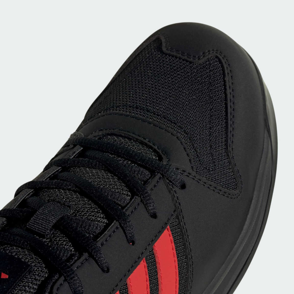 Handwerker trägt adidas MOTIX Low S1PS Sicherheitsschuhe