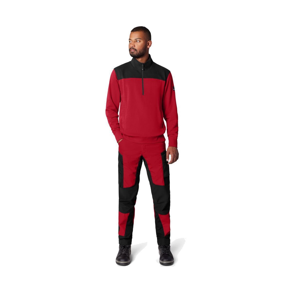 FHB ROB 821120 Zip-Sweatshirt Rot-Schwarz – am Model, Gesamtansicht