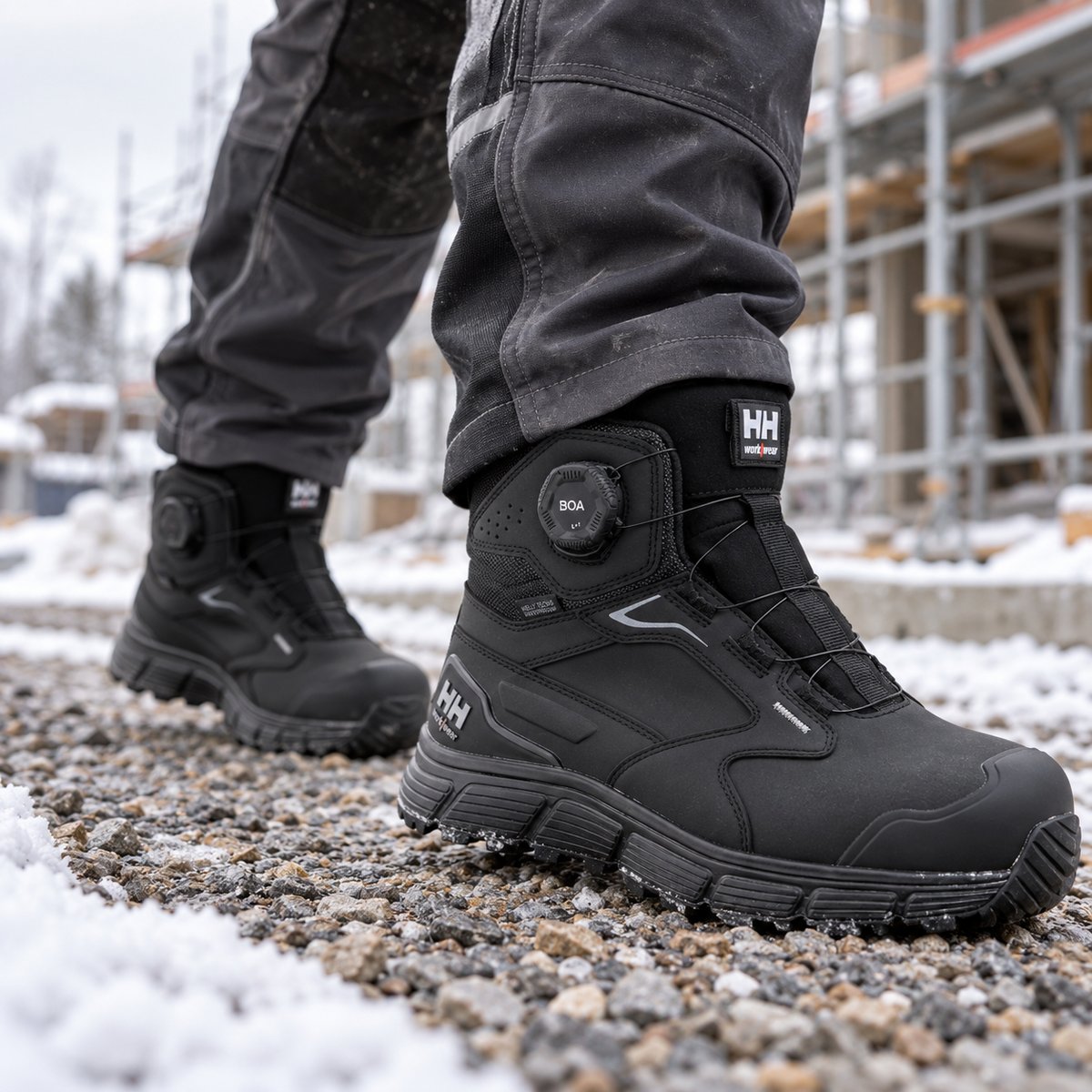 Helly Hansen Kensington 78453 S7S Sicherheitsschuhe auf einer Winterbaustelle – KI-generiertes Einsatzbild