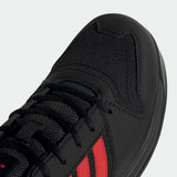 Handwerker trägt adidas MOTIX Low S1PS Sicherheitsschuhe