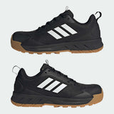 adidas TORAVA Sicherheitsschuh black/white – Sohlenakzent in Natural Gum seitlich