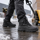 Helly Hansen Kensington 78453 S7S Sicherheitsschuhe bei der Warenverladung – KI-generiertes Einsatzbild