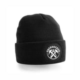 Schwarze Dachdecker-Strickmütze mit weiß gedrucktem Zunftzeichen auf rundem Patch am Umschlag