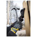 Tegera Pro 9105 Montagehandschuhe bei Holzarbeiten mit Hammer und Nagel