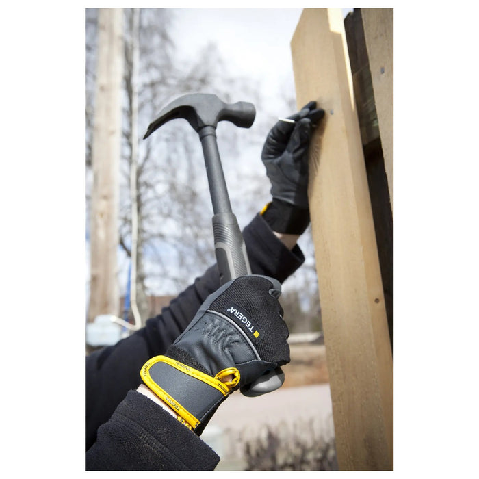 Tegera Pro 9105 Montagehandschuhe bei Holzarbeiten mit Hammer und Nagel